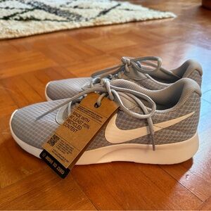 New in box- Nike woman’s tanjun size 7.5